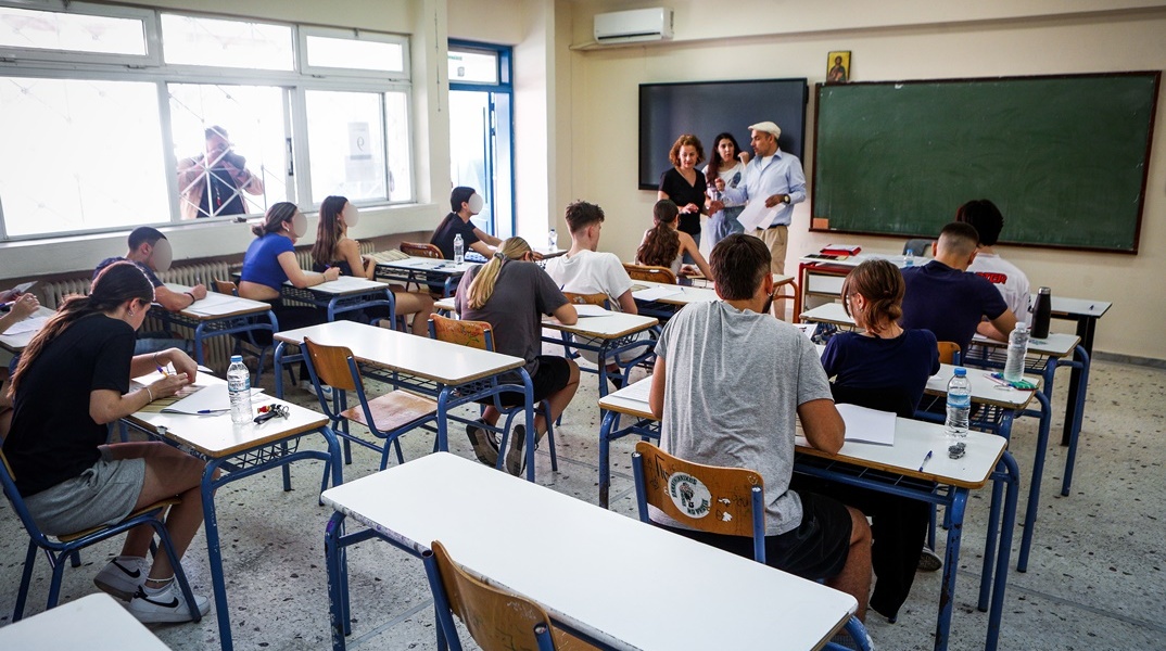 Υποψήφιοι των Πανελληνίων 2024 στο εξεταστικό κέντρο