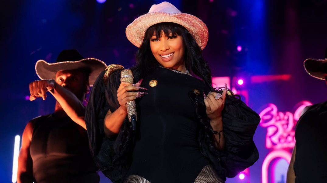 Η Νίκι Μινάζ ακύρωσε εμφάνισή της σε φεστιβάλ στη Ρουμανία για λόγους ασφάλειας - Εκφράστηκαν φόβοι για διαδηλώσεις στην περιοχή της συναυλίας στο Βουκουρέστι.