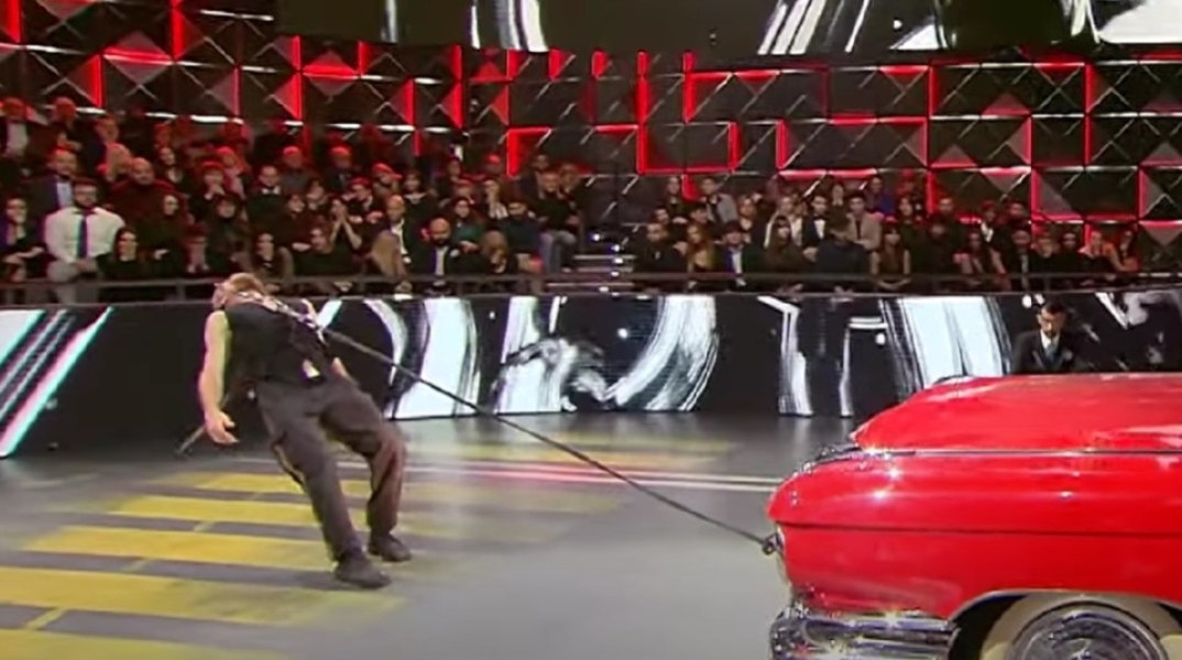 Ρεκόρ Γκίνες: Τράβηξε με τις κόγχες των ματιών του ολόκληρο αυτοκίνητο