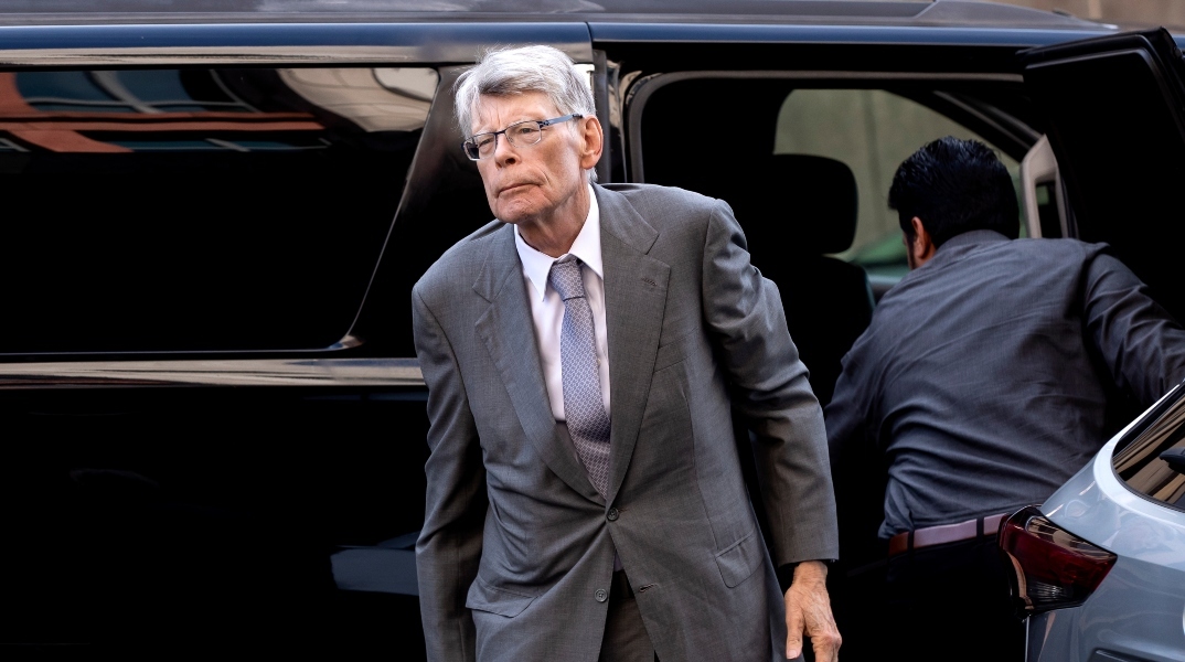 Στίβεν Κινγκ: Καλεί τον Μπάιντεν να αποσυρθεί από την προεδρική κούρσα