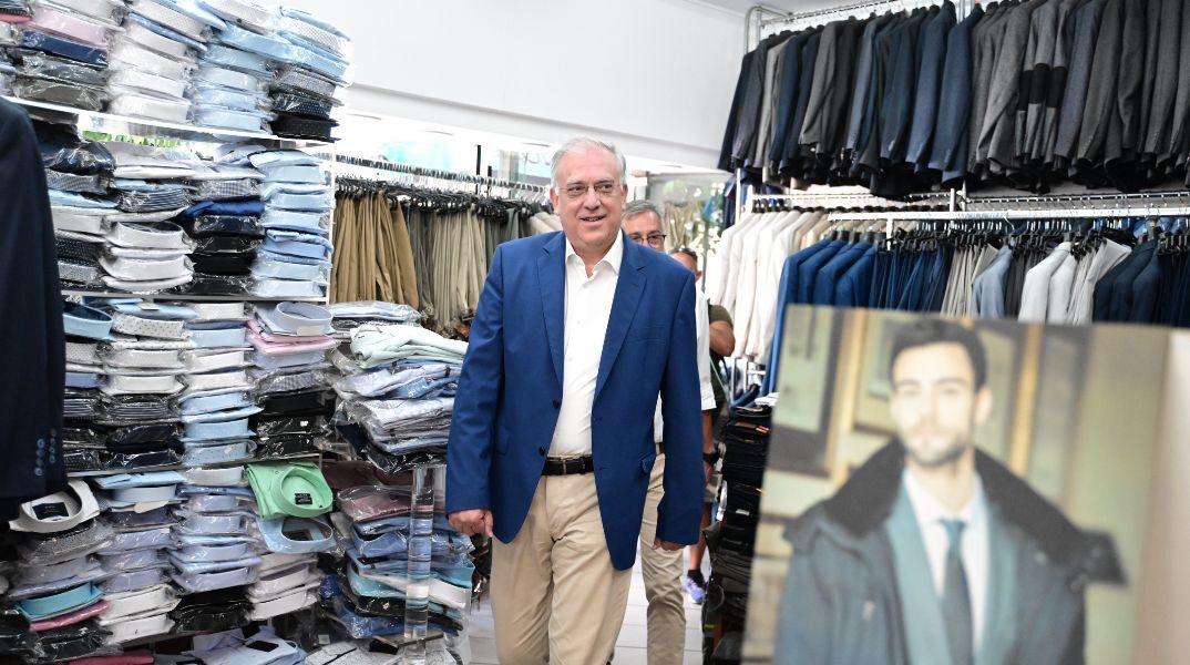 Τάκης Θεοδωρικάκος: Στην αγορά του Αγίου Δημητρίου ο υπουργός Ανάπτυξης, με αφορμή την έναρξη των θερινών εκπτώσεων - «Ο ενημερωμένος καταναλωτής έχει δύναμη»