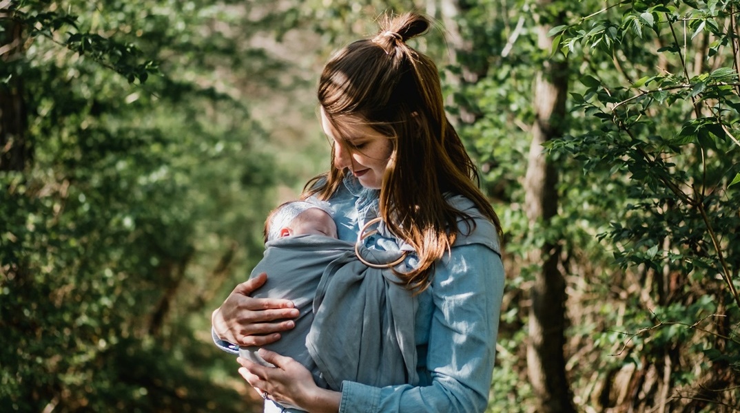 Μητέρα με το μωράκι της στο μάρσιπο