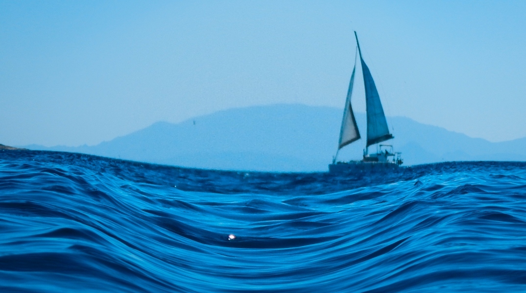 Σαντορίνη: Βυθίστηκε το ιστιοφόρο, σώοι οι επιβαίνοντες