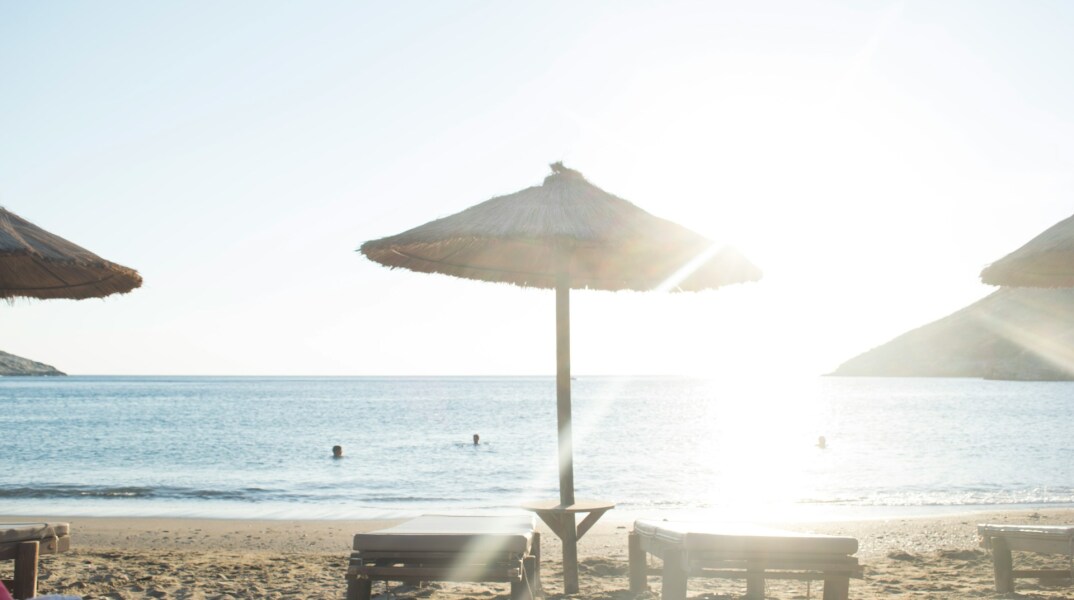 Ομπρέλα σε παραλία 