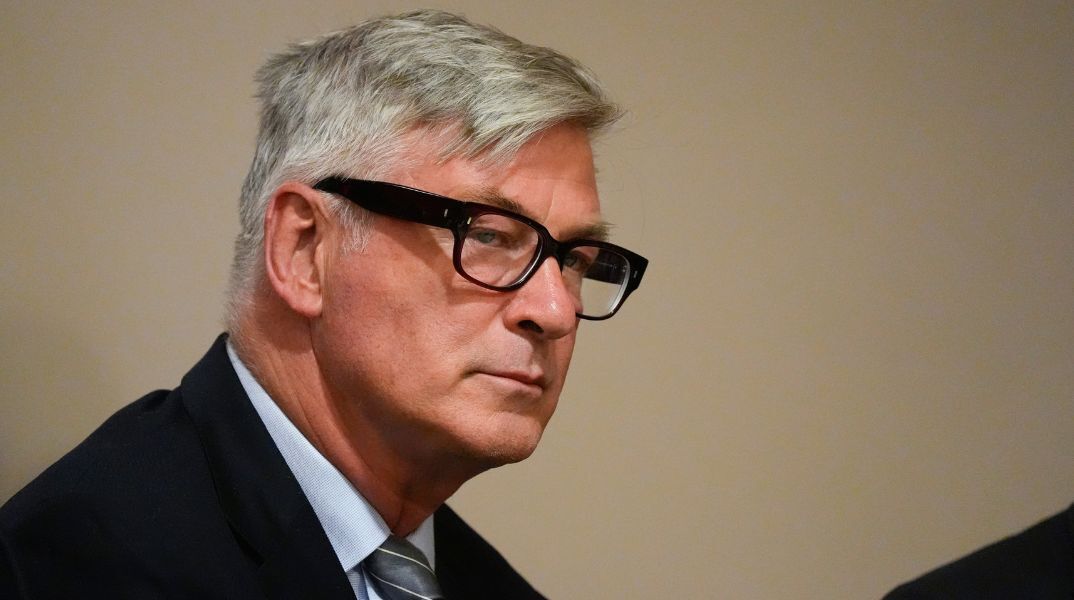 Άλεκ Μπάλντουιν: Στο δικαστήριο για τον θανάσιμο πυροβολισμό στα γυρίσματα του «Rust» - Στο πλευρό του η σύζυγός του Χιλάρια και η 19 μηνών κόρη τους.