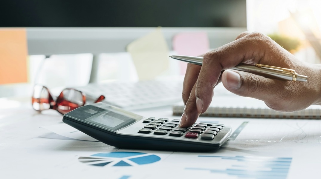 Χέρι που πληκτρολογεί σε κομπιουτεράκι