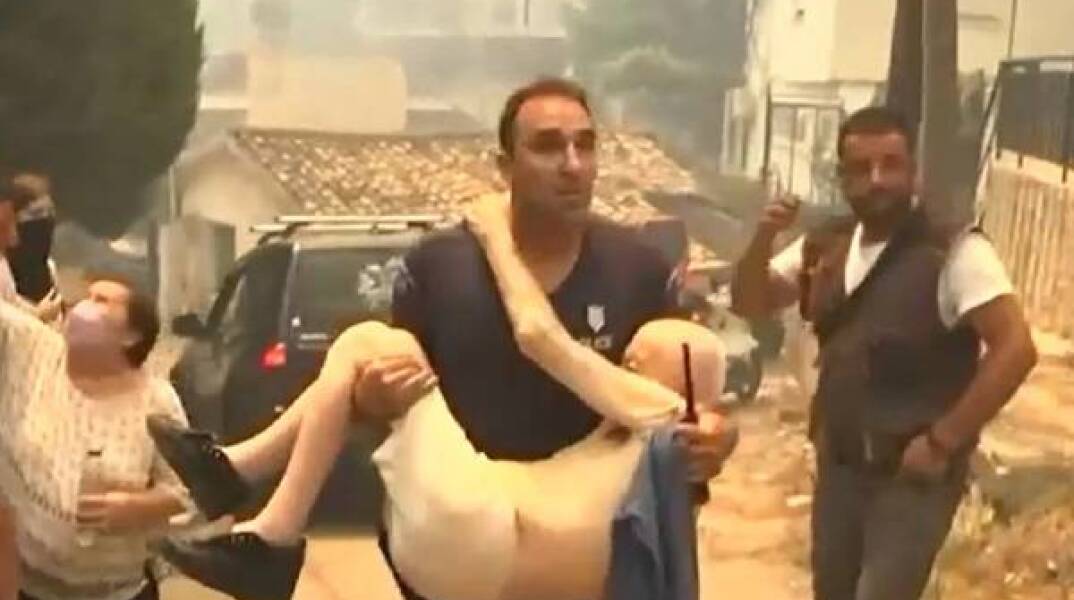 Ο αστυνομικός που μετέφερε στην αγκαλιά του ηλικιωμένο