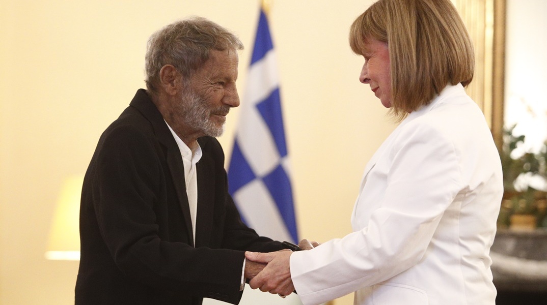 Η Κατερίνα Σακελλαροπούλου παρασημοφόρησε τον Σταύρο Ξαρχάκο