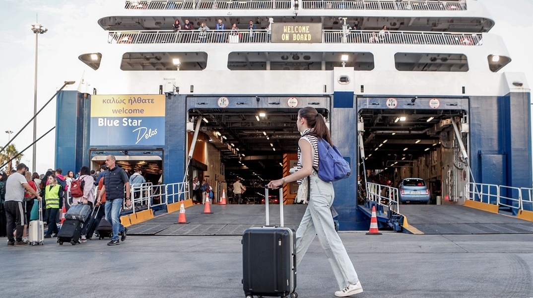 Ταξιδιώτες έτοιμοι να επιβιβαστούν σε καράβι στο λιμάνι του Πειραιά