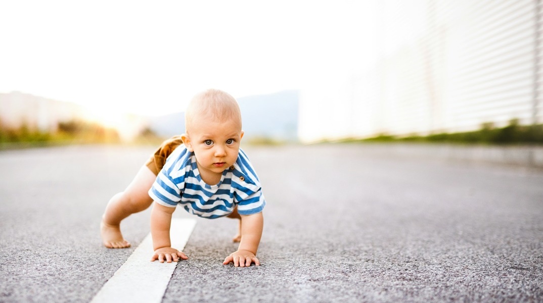 Μωρό μπουσουλάει 