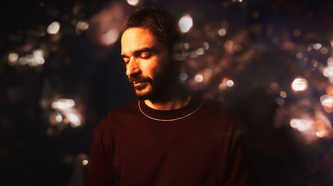 Ο Τζον Χόπκινς κυκλοφορεί το «τελετουργικό έπος» του στις 30 Αυγούστου