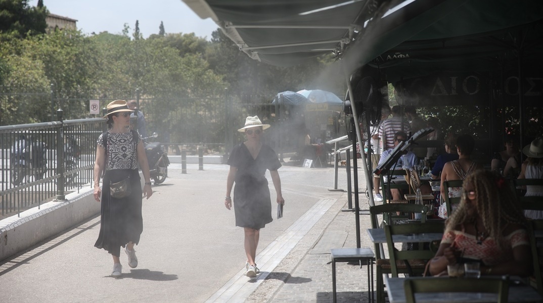 Πολίτες εν μέσω καύσωνα σε σημείο όπου υπάρχει σύστημα για δροσιά