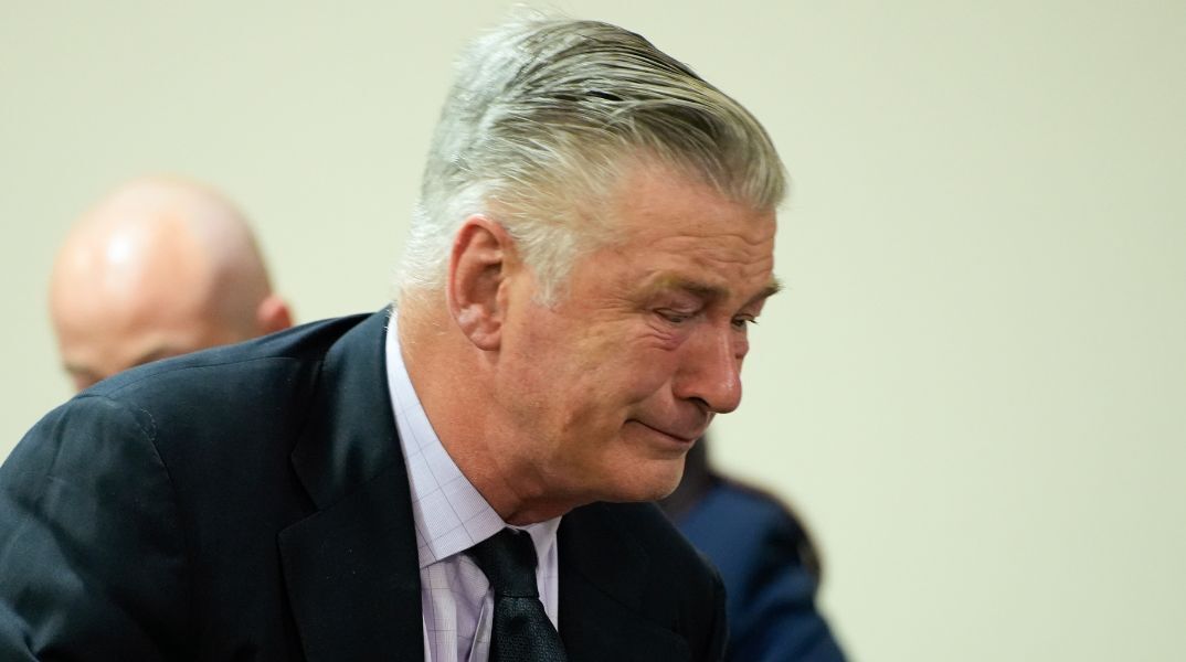 Ο Άλεκ Μπάλντουιν απαλλάχθηκε από τις κατηγορίες για τον θανάσιμο πυροβολισμό της Χαλίνα Χάτσινς - Ξέσπασε σε κλάματα στο άκουσμα της ετυμηγορίας.