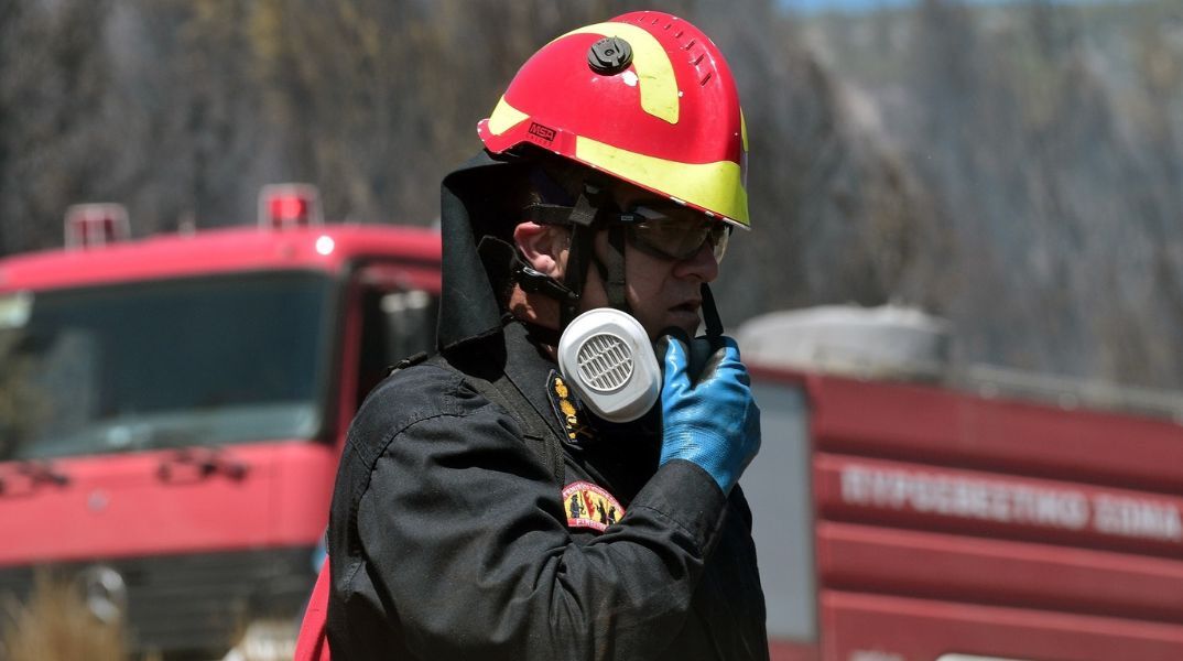 Φωτιά στο Καλαμάκι Κορίνθου: Απαγορεύτηκε η κυκλοφορία των τρένων του προαστιακού με εντολή της Πολιτικής Προστασίας.