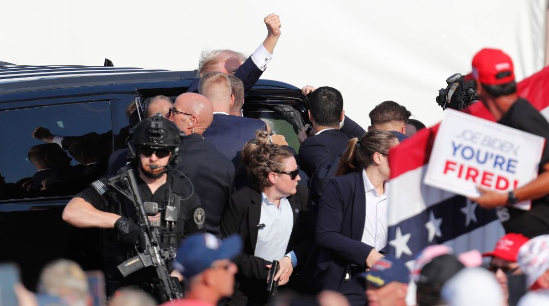 Απόπειρα δολοφονίας του Ντόναλντ Τραμπ: Οι αντιδράσεις των παριστάμενων μετά την επίθεση σε προεκλογική συγκέντρωση στην Πενσιλβάνια.