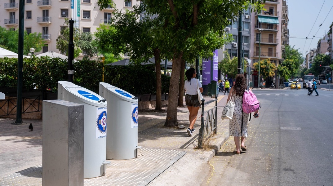 Βυθιζόμενοι κάδοι του δήμου Αθηναίων σε δρόμο στο κέντρο της πόλης