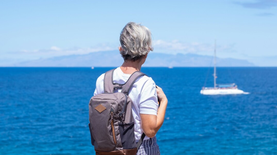 Ηλικιωμένη γυναίκα αγναντεύει τη θάλασσα