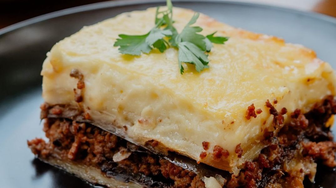 Σαντορίνη: Καταγγελία τουρίστριας - Ισχυρίζεται ότι χρεώθηκε 33 ευρώ για μια μερίδα μουσακά - Η απάντηση που έλαβε όταν παραπονέθηκε. 