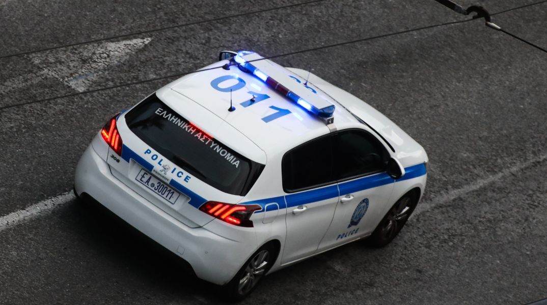 Ρόδος: Αμερικανίδα κατηγορείται για βιασμό συμπατριώτισσάς της - Οι αστυνομικοί εντόπισαν και συνέλαβαν την 35χρονη μετά από καταγγελία. 