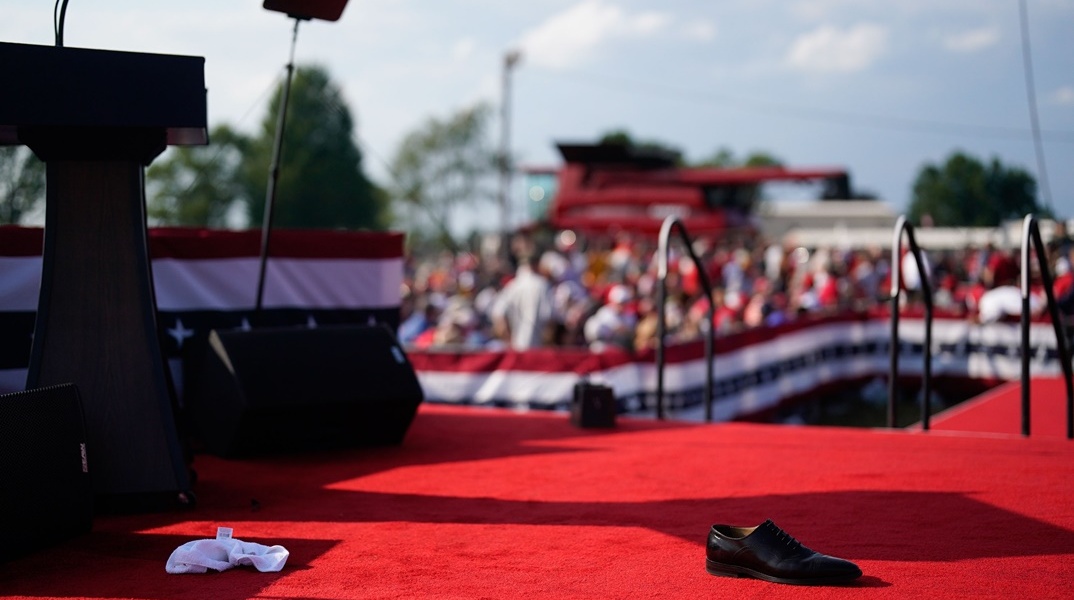 Το ένα παπούτσι του Ντόναλντ Τραμπ έμεινε στο βήμα μετά την απόπειρα δολοφονίας