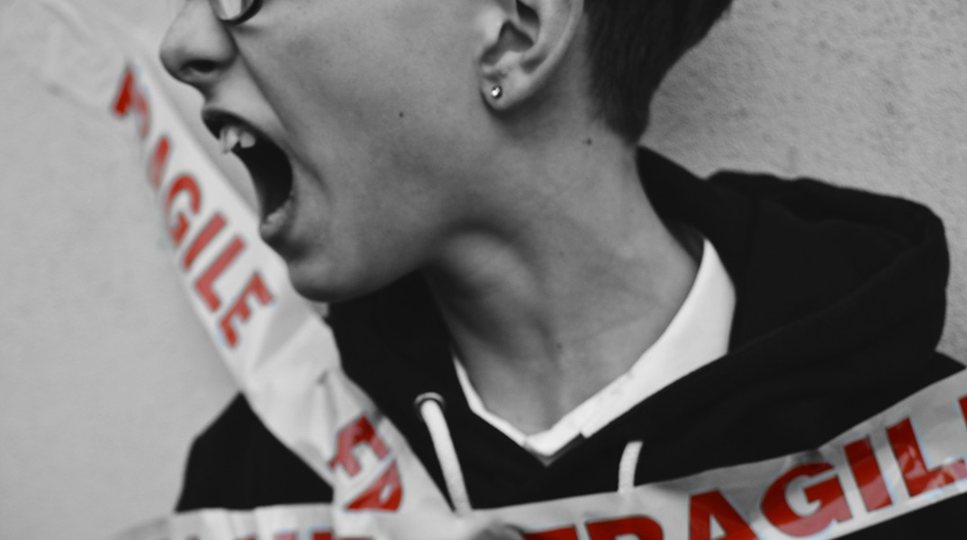 Άτομο που κραυγάζει δεμένο με ταινία - Φορά σκουλαρίκι στο αυτί του και γυαλιά