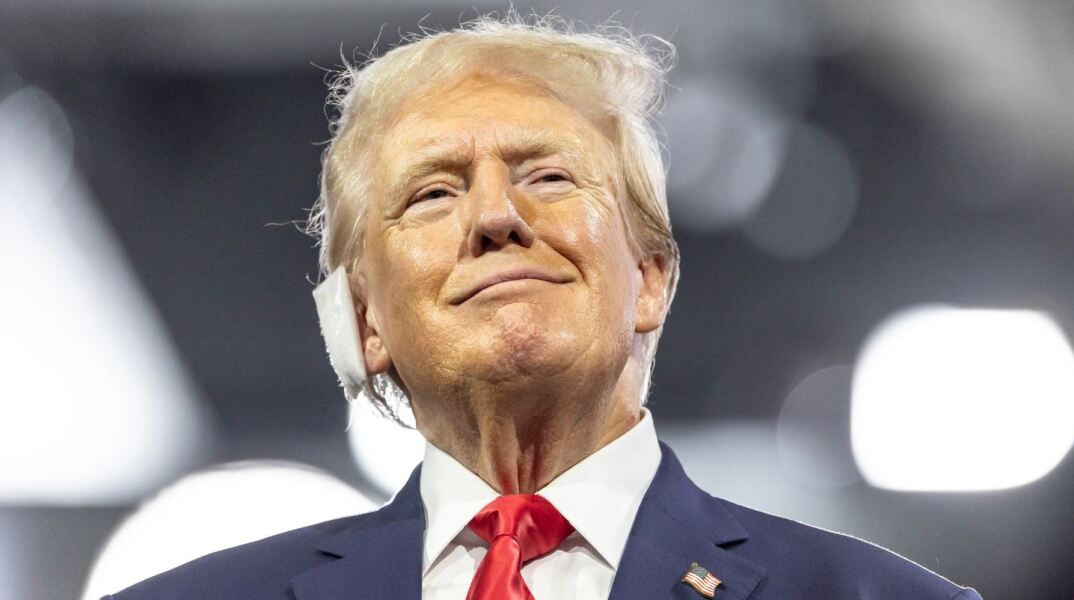 Με επίδεσμο στο αυτί και υψωμένη γροθιά η πρώτη δημόσια εμφάνιση του Ντόναλντ Τραμπ μετά την απόπειρα δολοφονίας