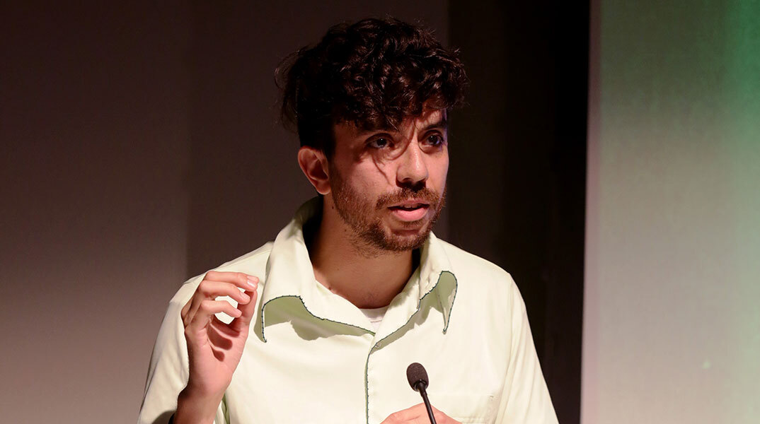 Μάρτυς! Η πρώτη πεζογραφική εμφάνιση του Kaveh Akbar