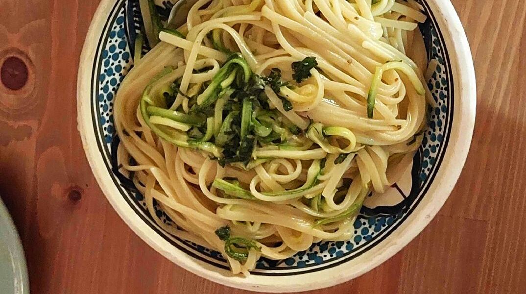 Καλοκαιρινή μακαρονάδα με κολοκυθάκια