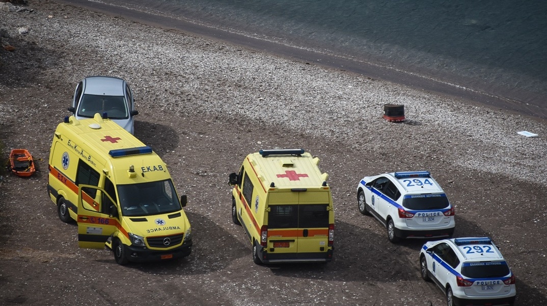 Ασθενοφόρα και περιπολικά στην παραλία