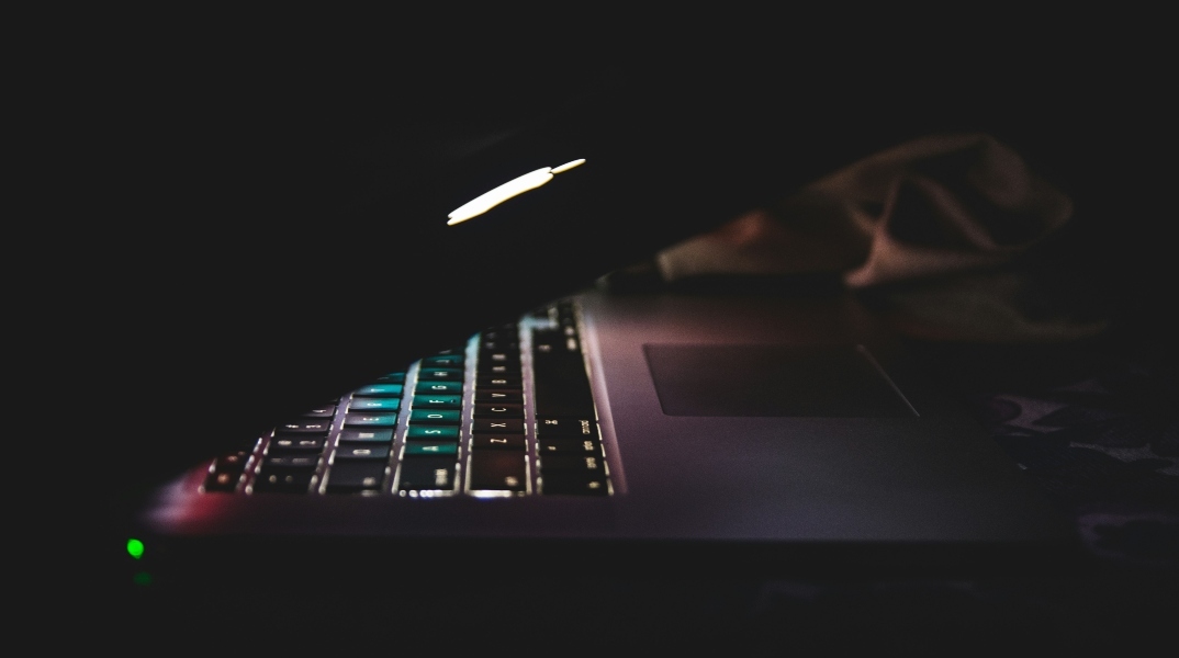 Revenge porn Αμαλιάδα: Απειλούσαν για να μη διαρρεύσουν γυμνές φωτογραφίες 