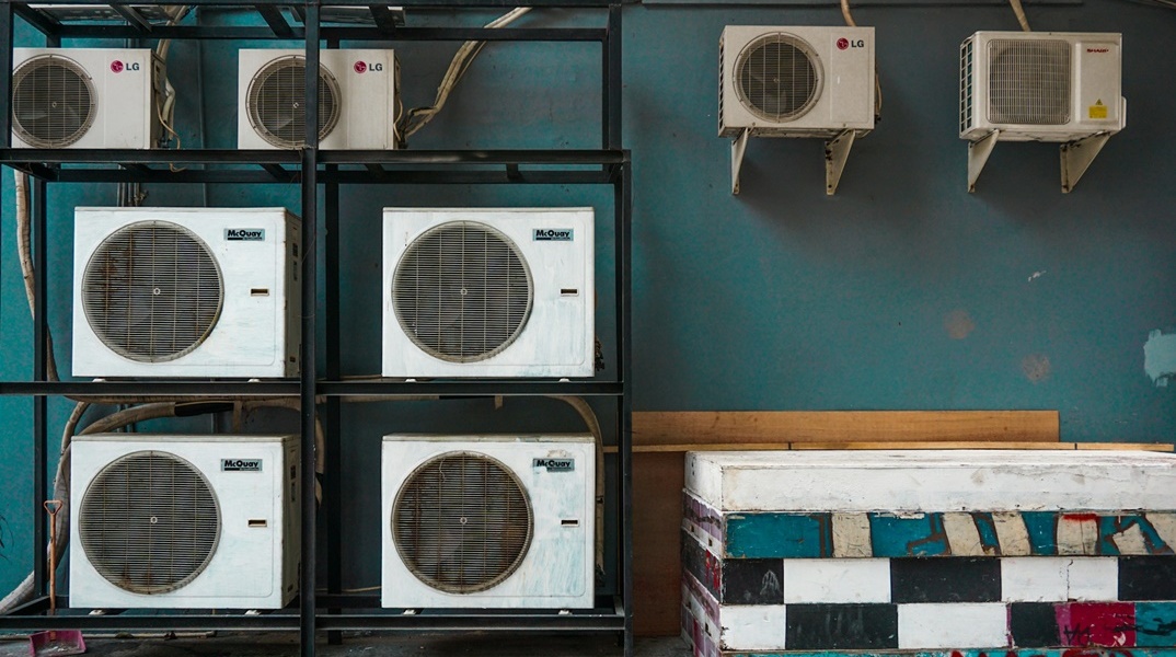 Εξωτερικές μονάδες κλιματιστικού σε τοίχο