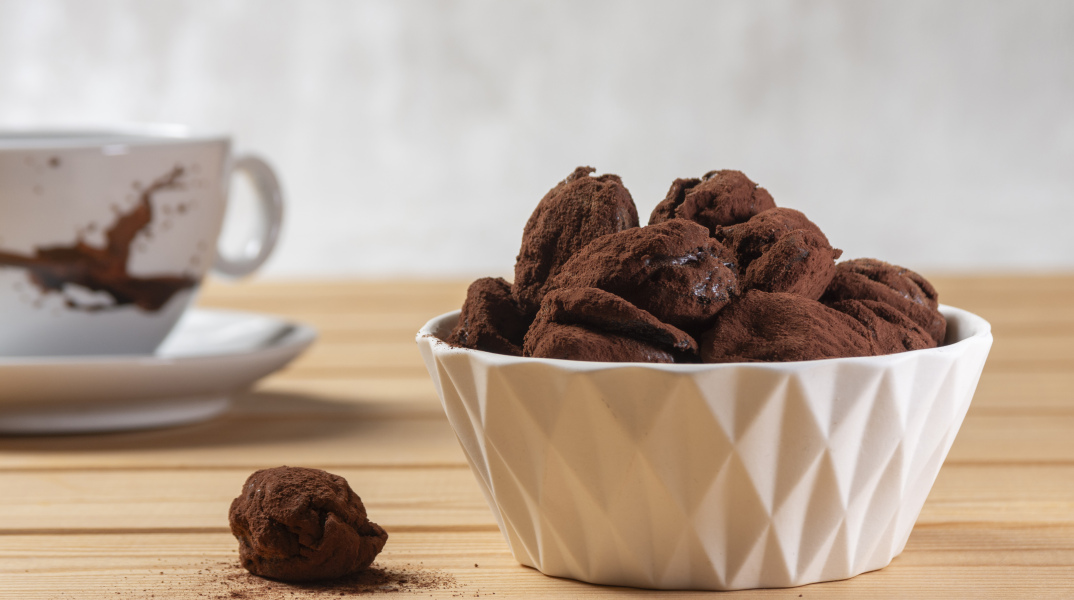 Δαμάσκηνα Σκιάθου γεμιστά με σοκολάτα και καλυμμένα με κακάο