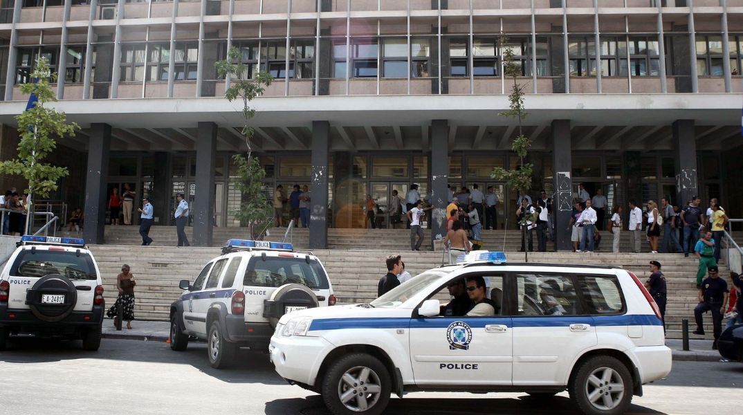 Θεσσαλονίκη: Συνελήφθη 26χρονος που εισήγαγε ναρκωτικά μέσω ταχυδρομικών δεμάτων και τα διακινούσε σε Ευρώπη και Ασία.