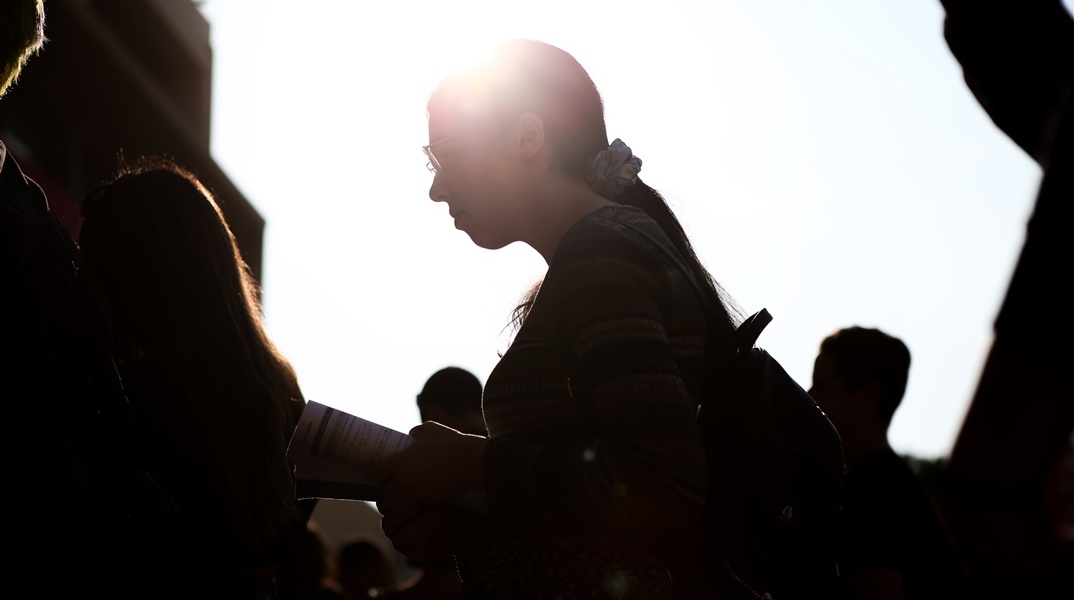 Μαθήτρια με το βιβλίο ανά χείρας λίγο πριν γράψει Πανελλήνιες