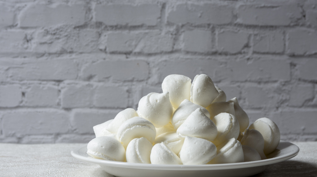 Μαρεγκάκια με έμπνευση από το Σαρακήνικο Μήλου 