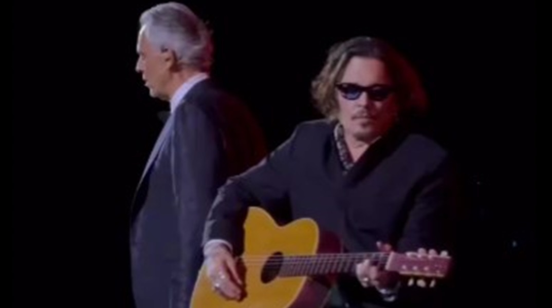 Αντρέα Μποτσέλι και Τζόνι Ντεπ μάγεψαν τη σκηνή του Teatro del Silenzio