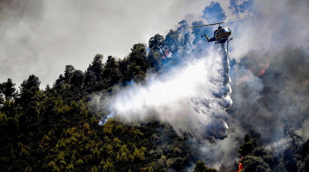 Φωτιά στην Τζια: Κλήθηκαν να απομακρυνθούν οι κάτοικοι από τις περιοχές Καστελάκια και Κούνδουρος με μήνυμα του 112 - Ισχυρέ δυνάμεις της Πυροσβεστικής.