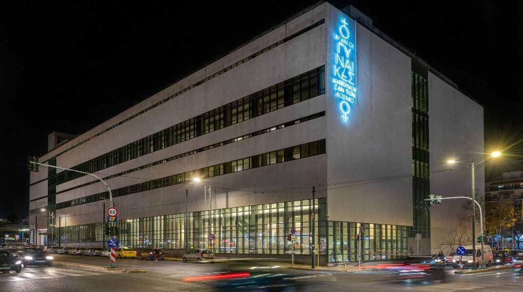 H Μαρία Συρεγγέλα ξενάγησε γυναίκες της ΝΔ στην έκθεση «Κι αν οι γυναίκες κυβερνούσαν τον κόσμο;»	