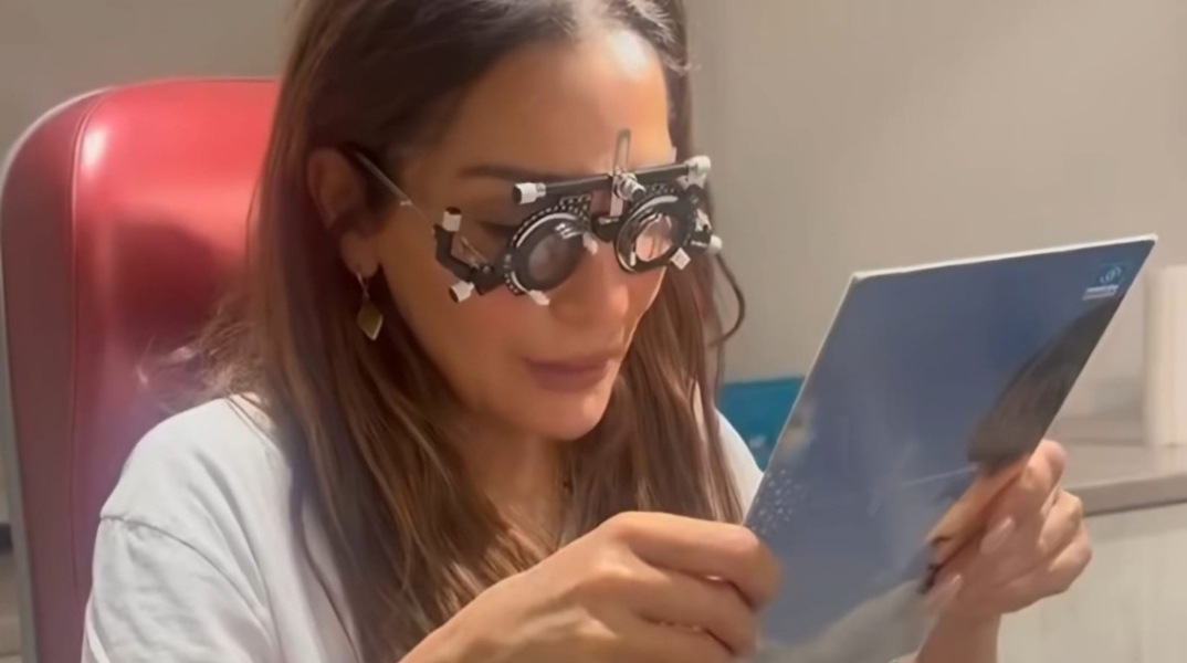 Δέσποινα Βανδή: Μετράει την πρεσβυωπία της μπροστά στην κάμερα 