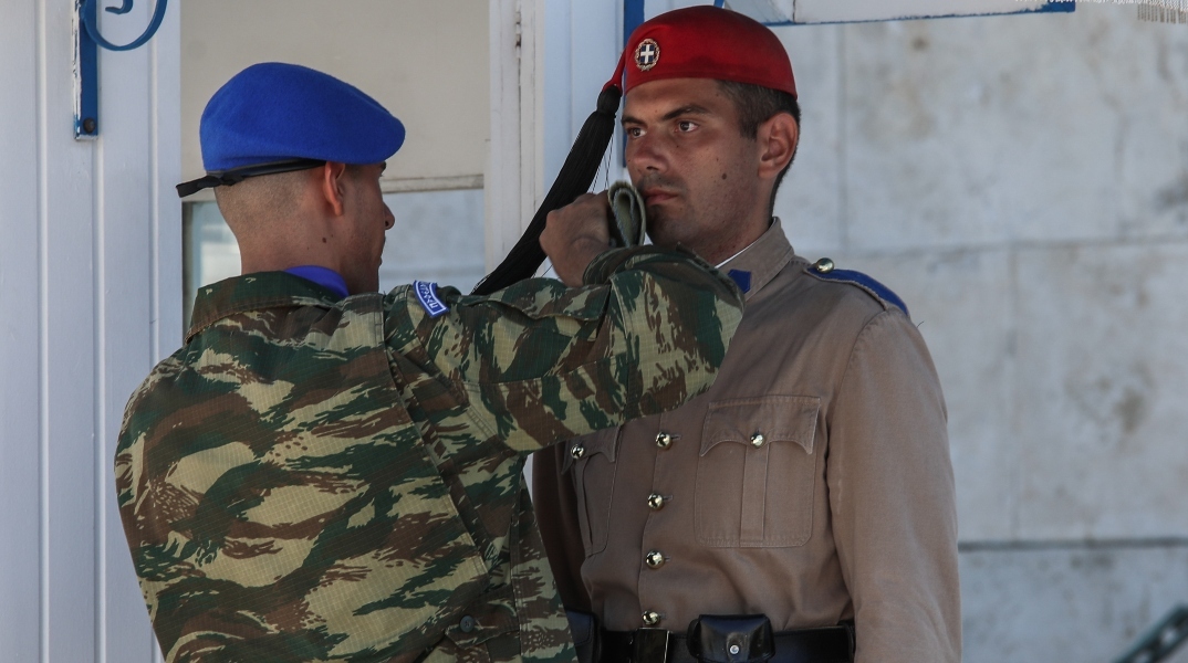 Καύσωνας: Οι Εύζωνες στις θέσεις τους, τους σκουπίζουν τον ιδρώτα