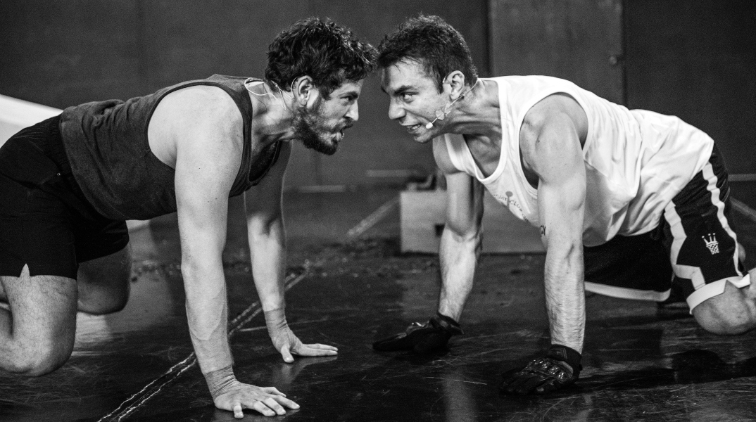 «Τα Σκυλιά»: Εντυπώσεις από τη θεατρική παράσταση που σκηνοθετεί ο Ανέστης Αζάς στην Πειραιώς 260.