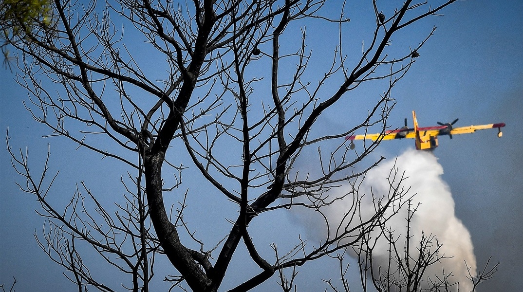 Αεροσκάφος της Πυροσβεστικής επιχειρεί για την κατάσβεση φωτιάς