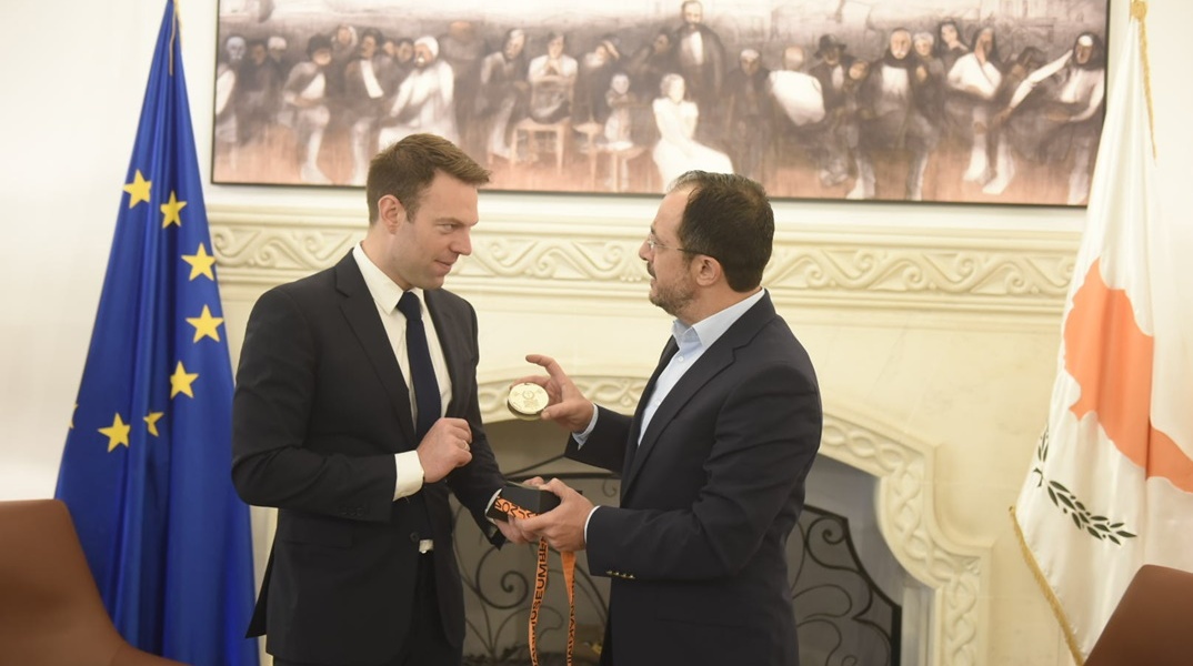 Ο Στέφανος Κασσελάκης (αριστερά) με τον Πρόεδρο της Κυπριακής Δημοκρατίας, Νίκο Χριστοδουλίδη