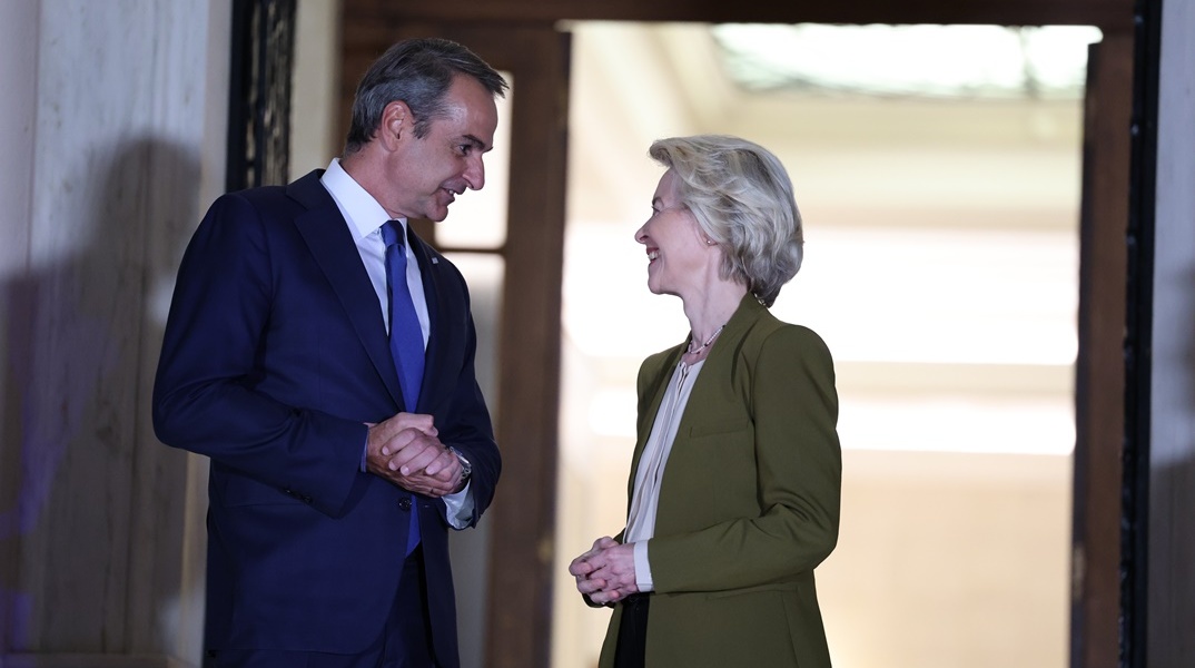 Ο Κυριάκος Μητσοτάκης (αριστερά) με την Ούρσουλα Φον Ντερ Λάιεν