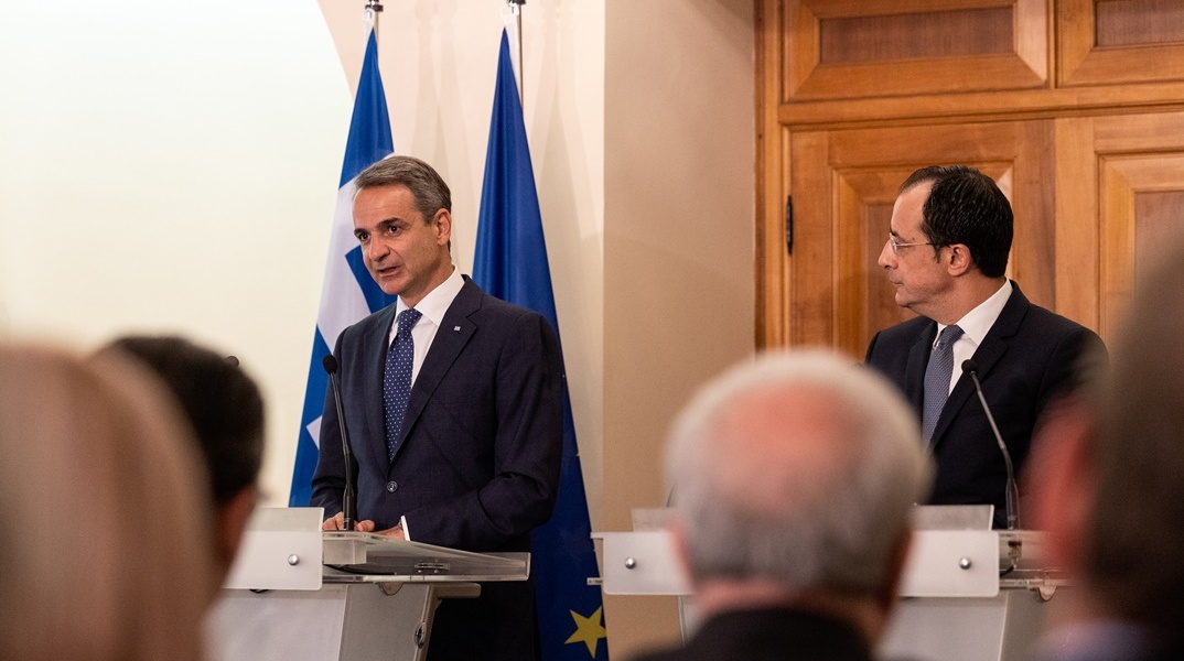 Κυριάκος Μητσοτάκης (αριστερά), Νίκος Χριστοδουλίδης (δεξιά) σε δηλώσεις του στον Τύπο