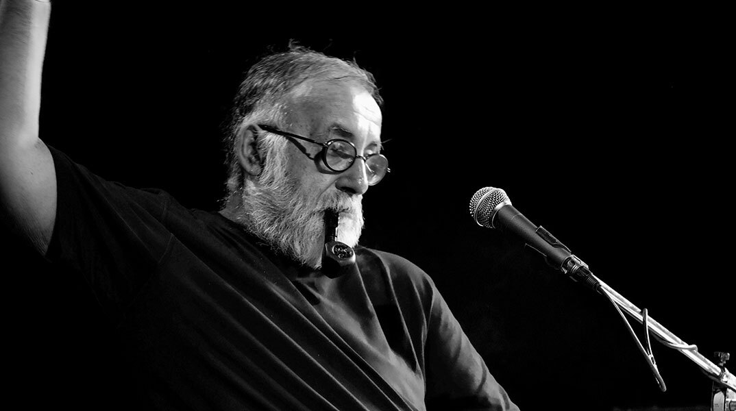 Πώς η ανάγκη γίνεται ιστορία: Η Ελλάδα των ποιητών μέσα από τις νότες του Θάνου Μικρούτσικου