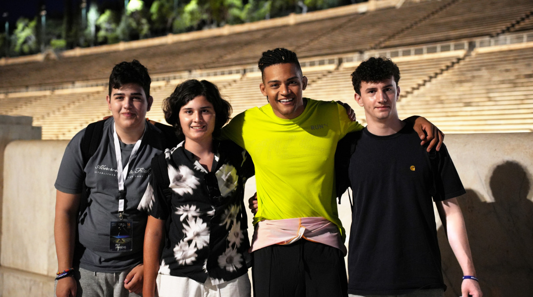 μαθητες_της_οικονομικης_ολυμπιαδας_με_τον_εμμανουηλ_καραλη