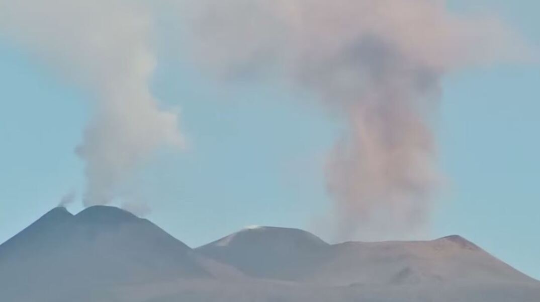 Η Αίτνα «ξύπνησε» και έκλεισε το αεροδρόμιο της Κατάνιας λόγω καπνού και τέφρας