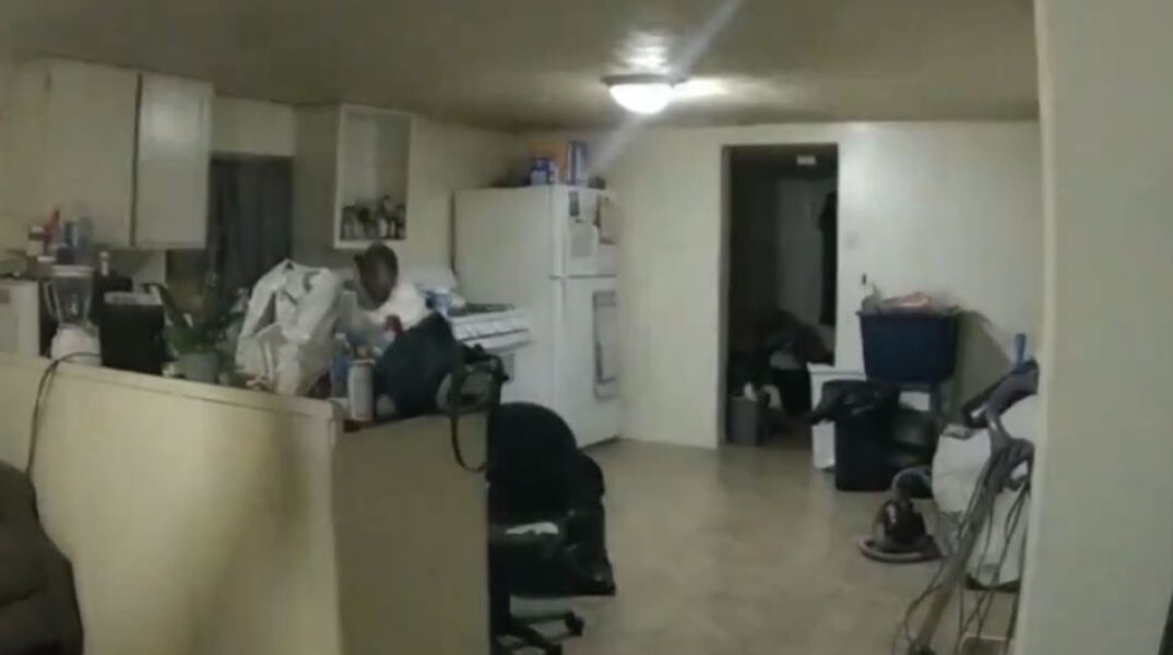 Αστυνομικός στις ΗΠΑ πυροβόλησε στο κεφάλι 36χρονη γιατί φοβήθηκε ότι θα του ρίξει βραστό νερό