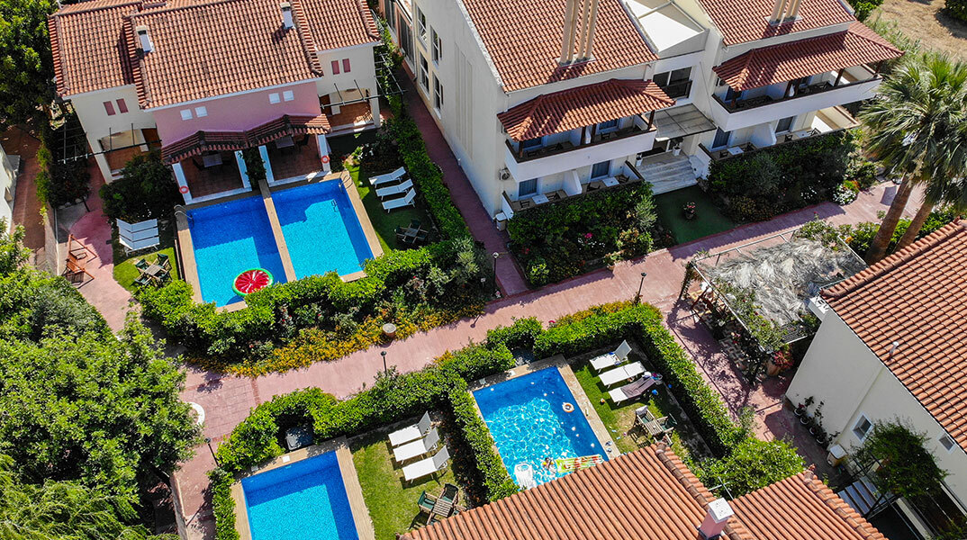 Corinthian Village: Πολυτέλεια και χαλάρωση στο Βραχάτι δίπλα στη θάλασσα